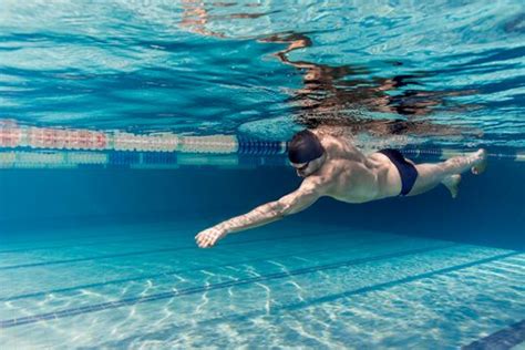 how fast does a human swim when they are underwater